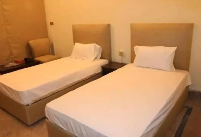 هتل Four Season Inn