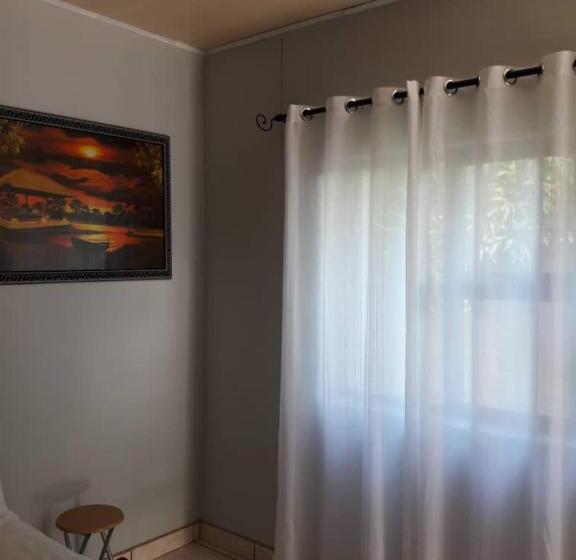 Riverside Guesthouse B & B