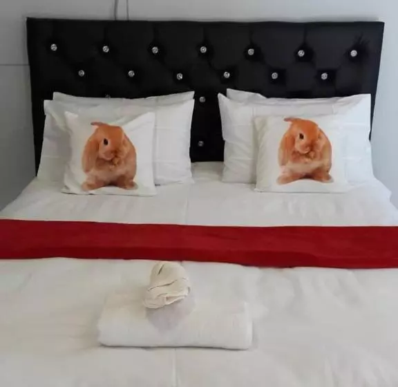 Riverside Guesthouse B & B