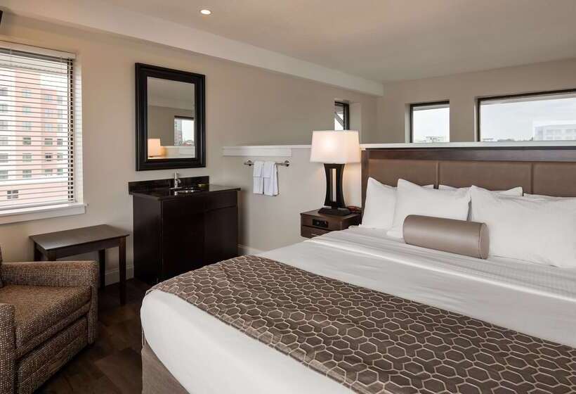 هتل Best Western Plus Coastline Inn