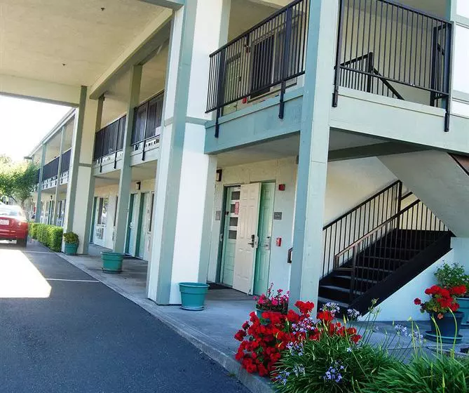 호텔 Days Inn & Suites By Wyndham Arcata