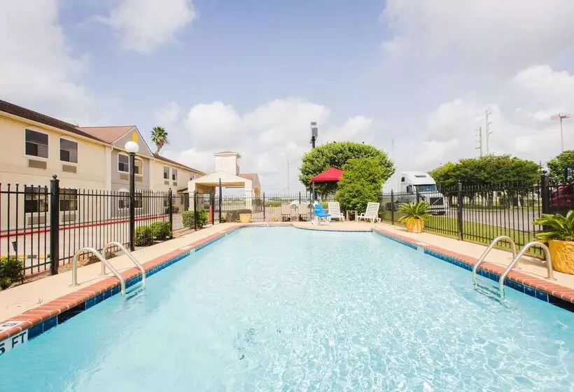 בית מלון כפרי Days Inn By Wyndham Rosenberg