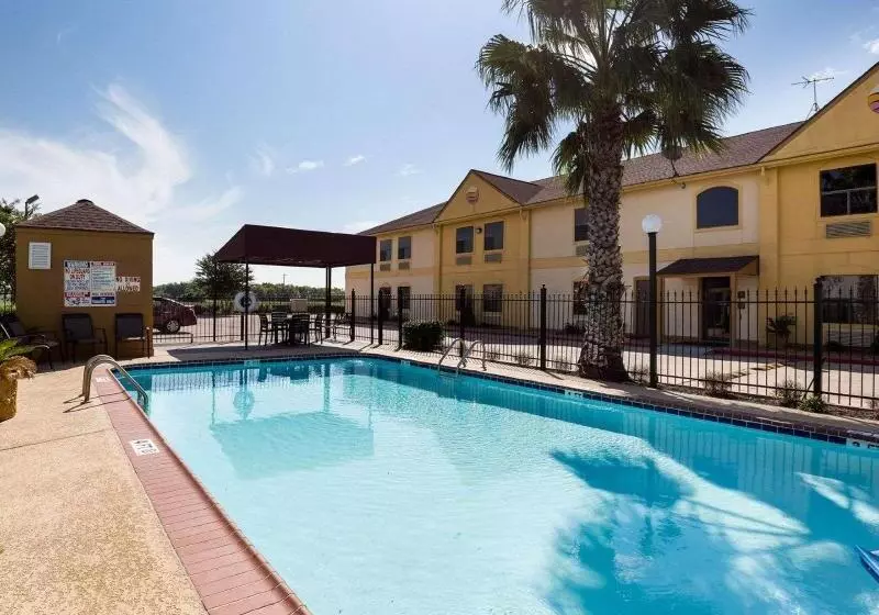 בית מלון כפרי Days Inn By Wyndham Rosenberg