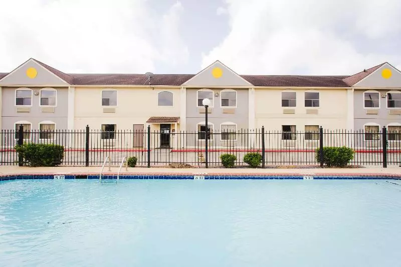 בית מלון כפרי Days Inn By Wyndham Rosenberg