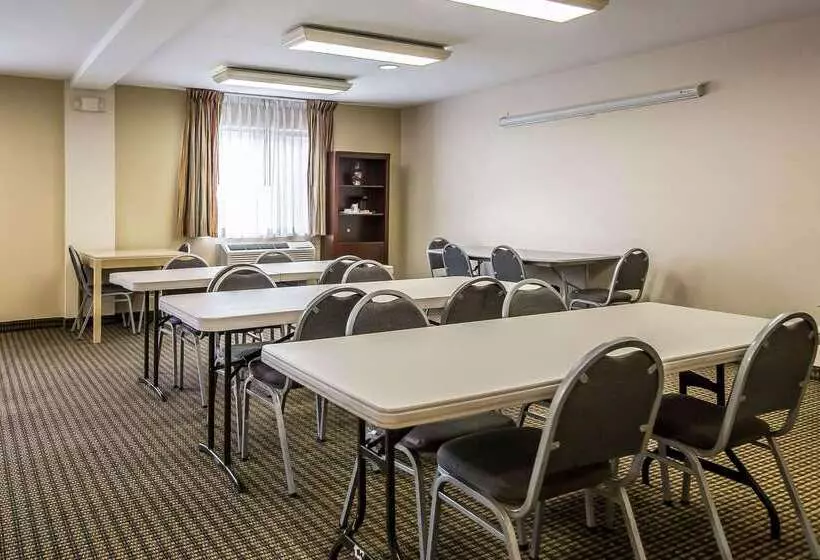 בית מלון כפרי Econo Lodge Inn & Suites Monroe