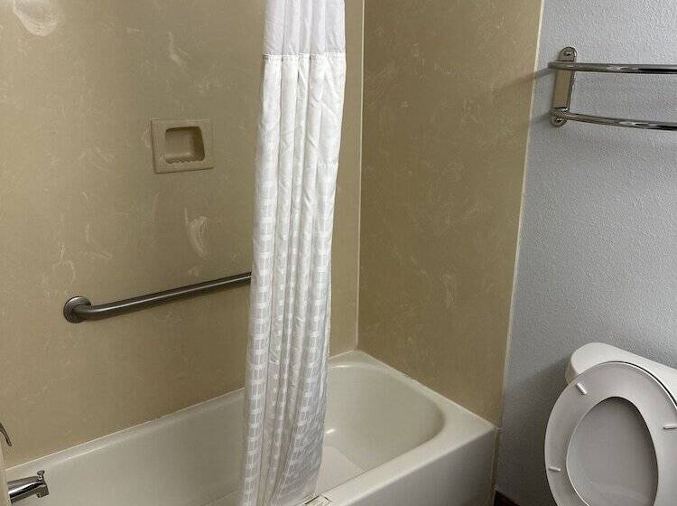 فندق Super 8 By Wyndham Alexandria La