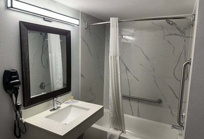 فندق Super 8 By Wyndham Alexandria La