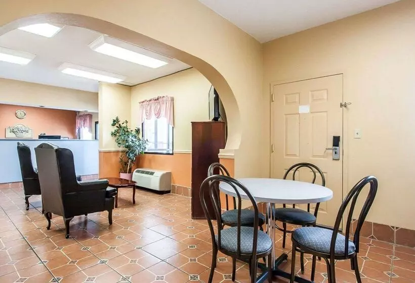 בית מלון כפרי Econo Lodge Inn & Suites I20, Exit 73