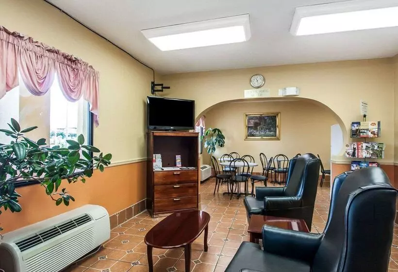 בית מלון כפרי Econo Lodge Inn & Suites I20, Exit 73