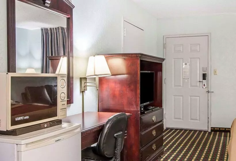 בית מלון כפרי Econo Lodge Inn & Suites I20, Exit 73