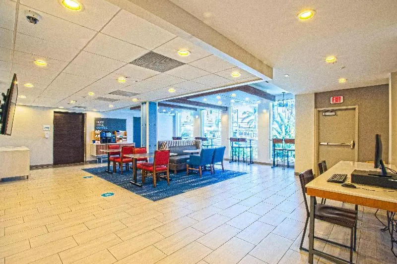 Отель Holiday Inn Express Anaheim West By Ihg