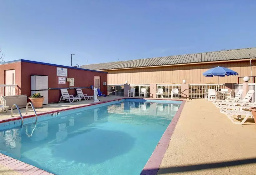 Отель Quality Inn