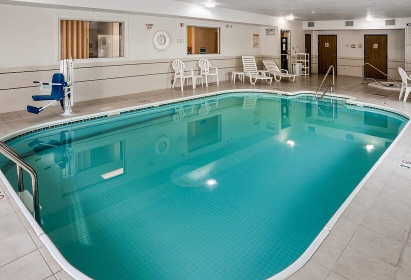 فندق Quality Inn Near Northtown Mall & National Sports Center