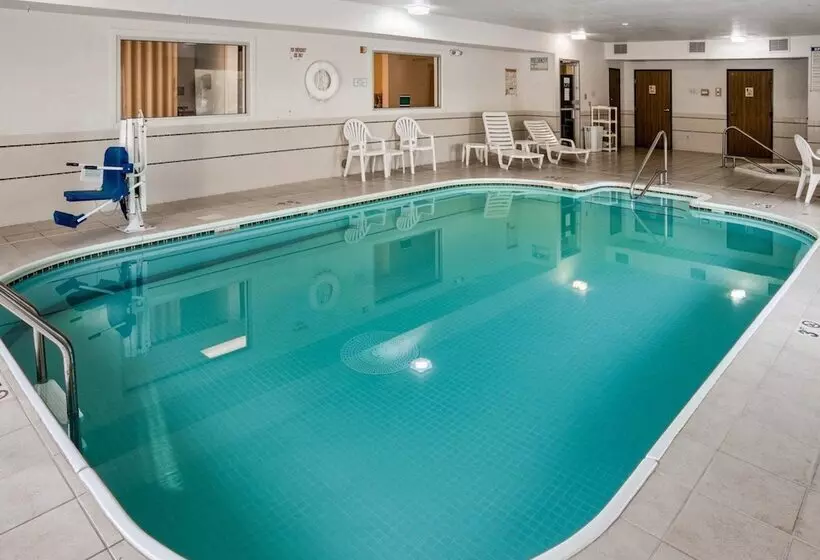 호텔 Quality Inn Near Northtown Mall & National Sports Center