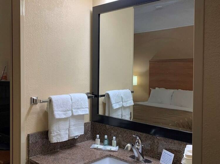 فندق Quality Inn Ottawa Near Starved Rock State Park