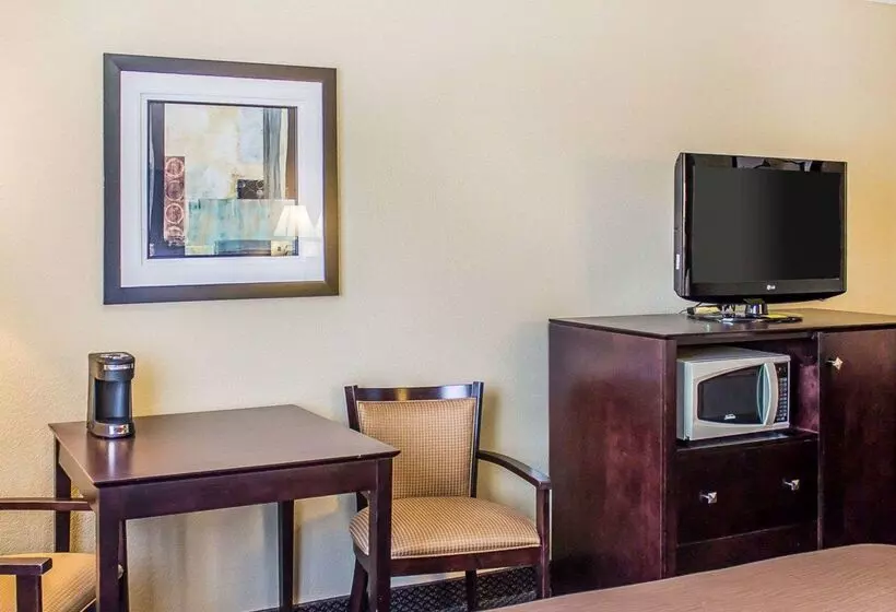 Отель Quality Inn & Suites
