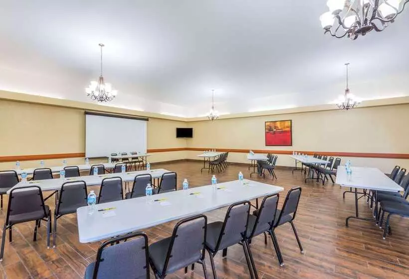 فندق Super 8 By Wyndham Clovis