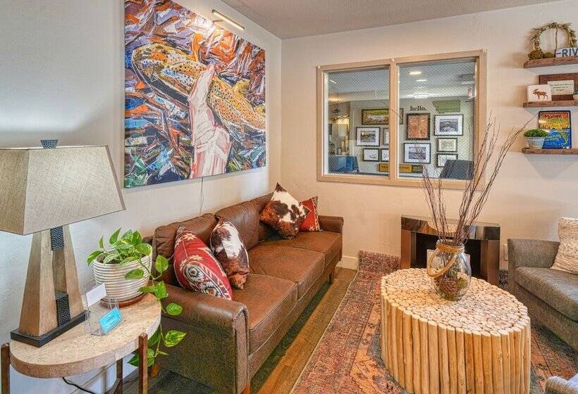 فندق Yellowstone River Inn & Suites