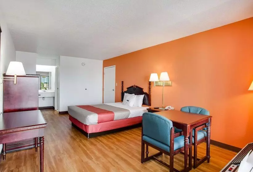 Motel 6white House, Tn