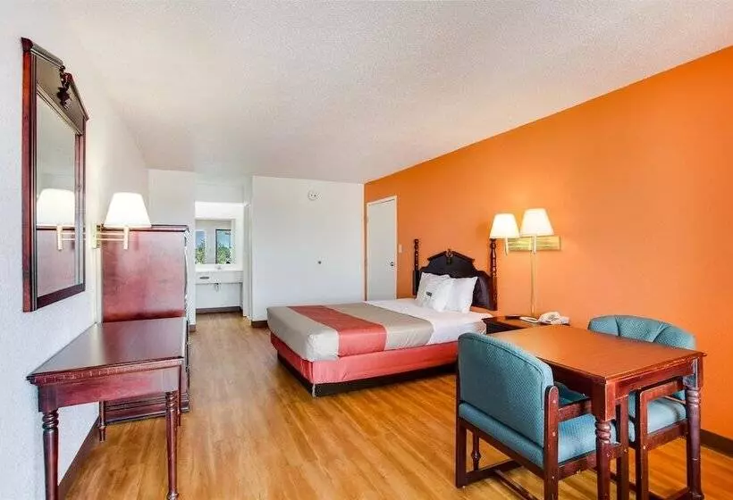 Motel 6white House, Tn