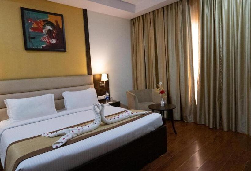 فندق Hyphen Premier Business