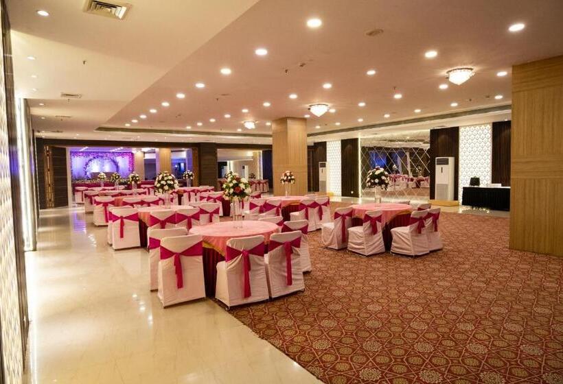 فندق Hyphen Premier Business