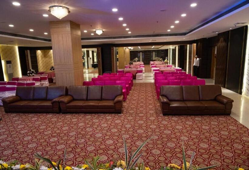 فندق Hyphen Premier Business