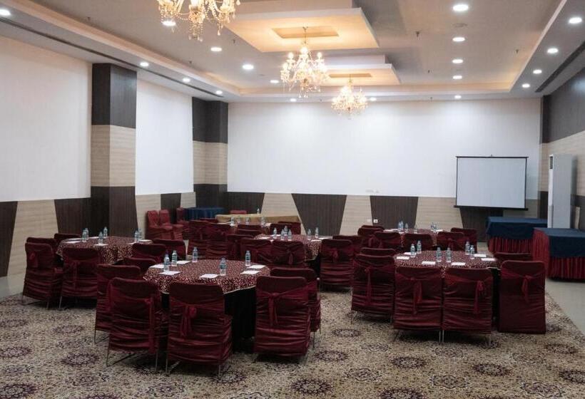 فندق Hyphen Premier Business