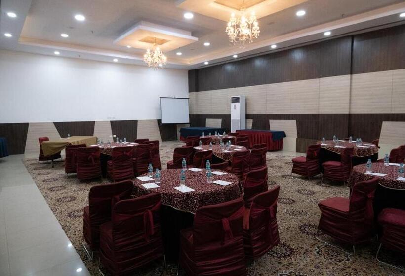 فندق Hyphen Premier Business