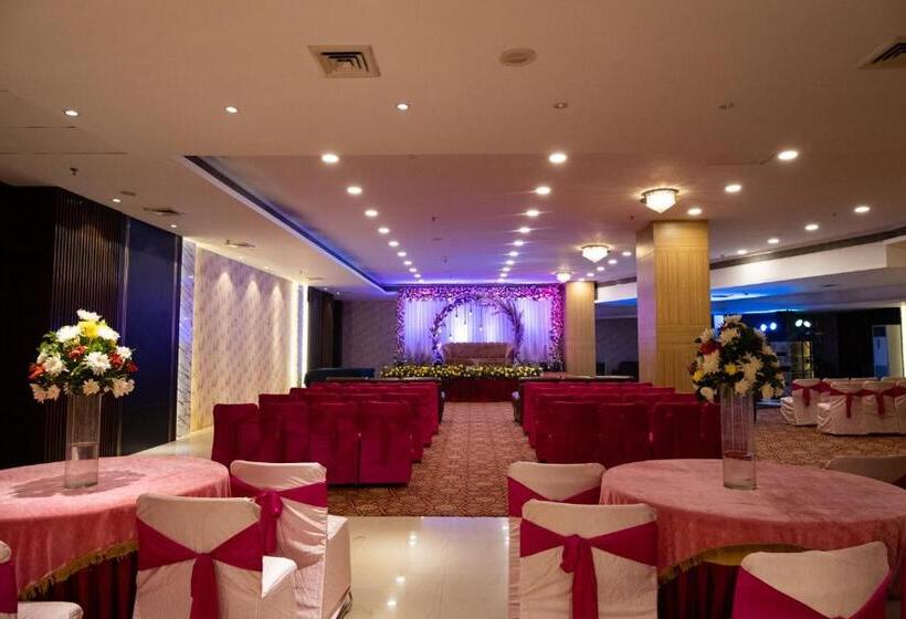 فندق Hyphen Premier Business