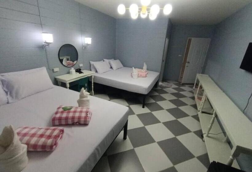 فندق صغير At Night