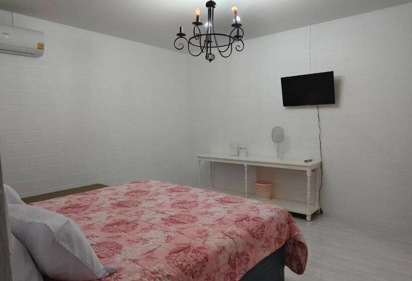 فندق صغير At Night