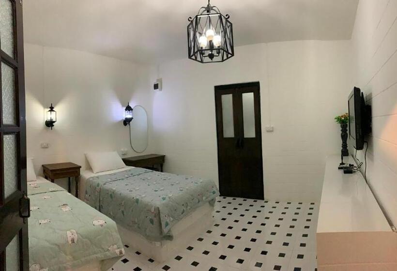 فندق صغير At Night