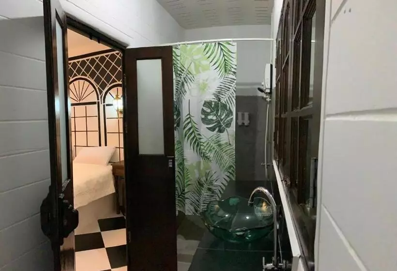 هاستل At Night
