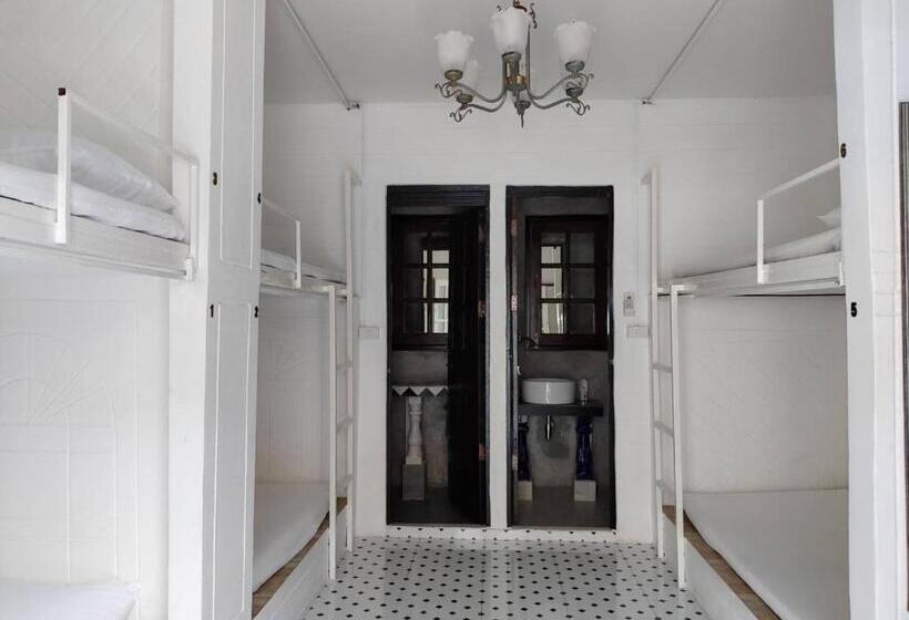 فندق صغير At Night