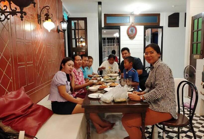 فندق صغير At Night