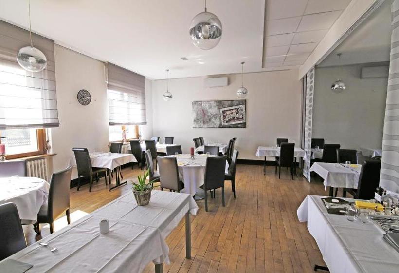 ホテル Hôtel Restaurant Au Coucou