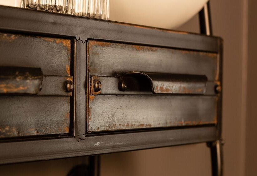 هتل R13 A Townhouse