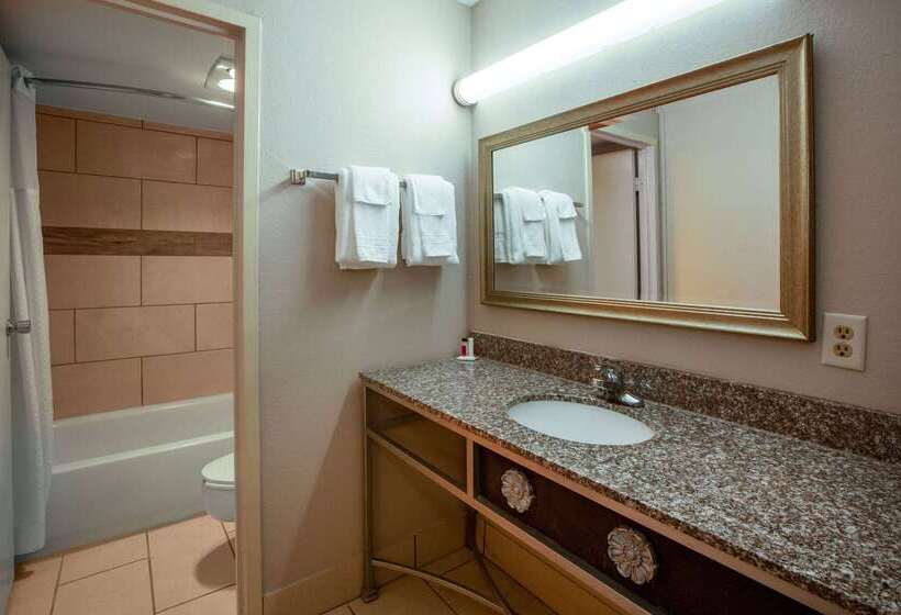 فندق Baymont By Wyndham Northwood