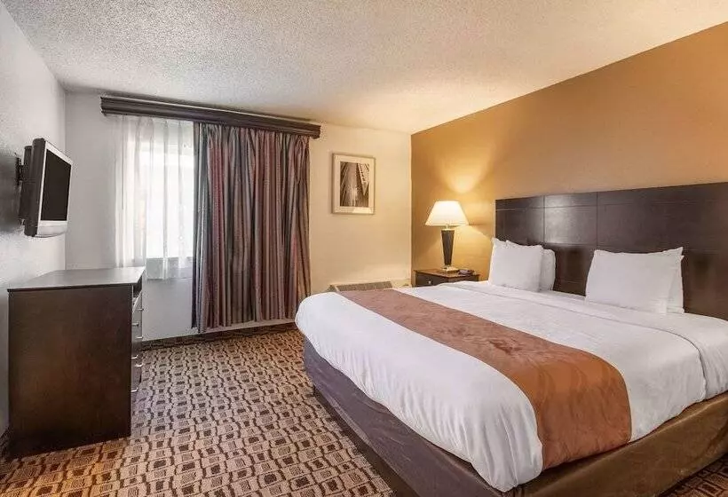 בית מלון כפרי Coratel Plus Suites Wichita West Airport