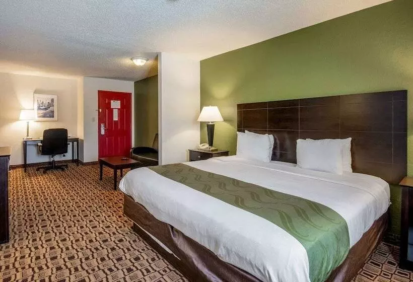 בית מלון כפרי Coratel Plus Suites Wichita West Airport