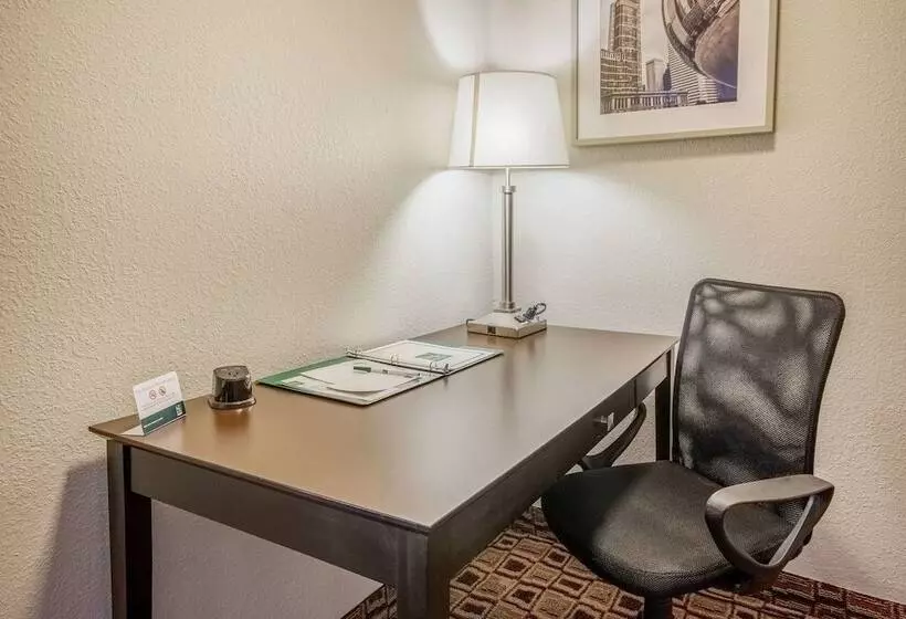 בית מלון כפרי Coratel Plus Suites Wichita West Airport