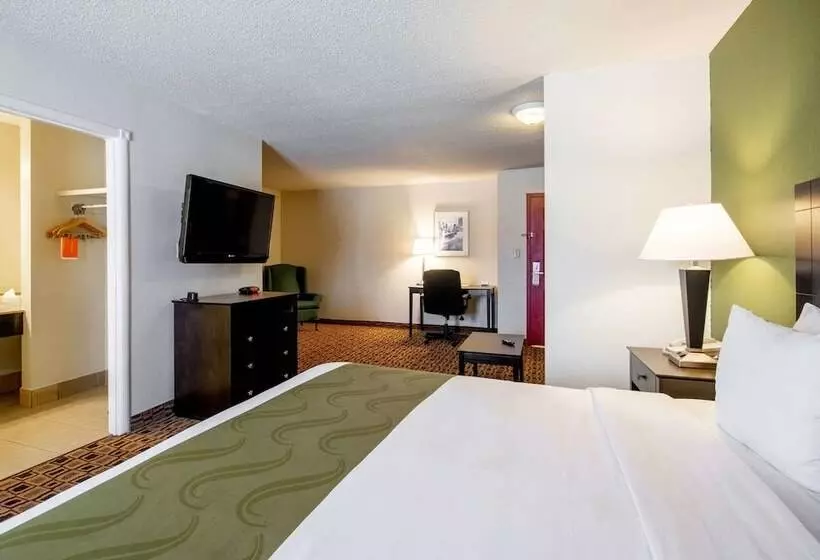 בית מלון כפרי Coratel Plus Suites Wichita West Airport