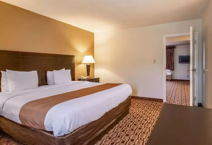 בית מלון כפרי Coratel Plus Suites Wichita West Airport