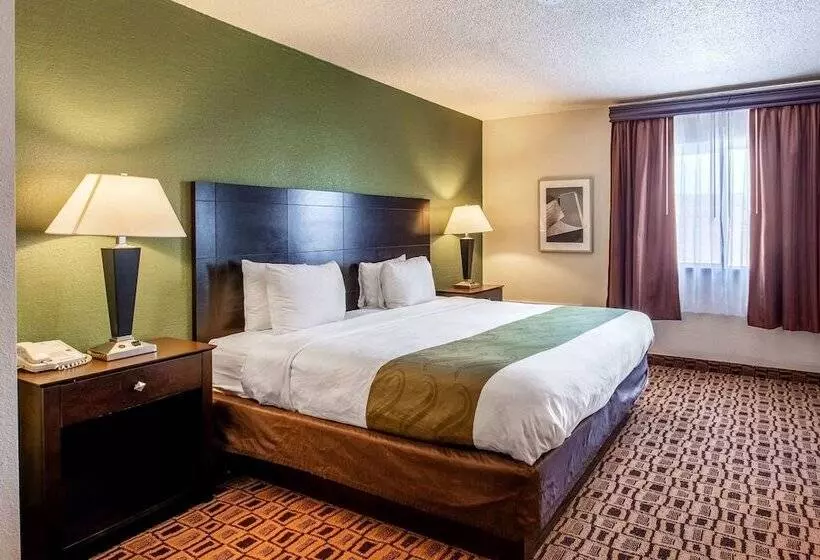 בית מלון כפרי Coratel Plus Suites Wichita West Airport