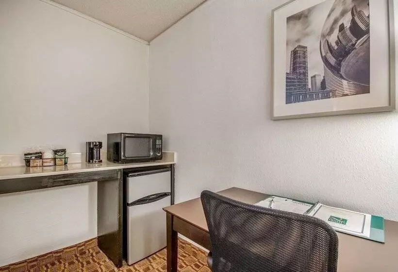 בית מלון כפרי Coratel Plus Suites Wichita West Airport