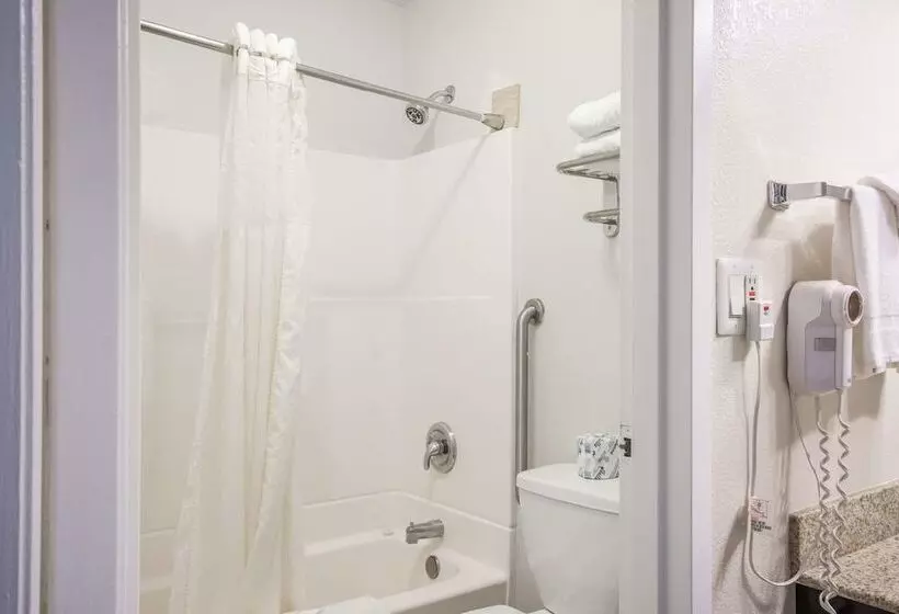 בית מלון כפרי Coratel Plus Suites Wichita West Airport