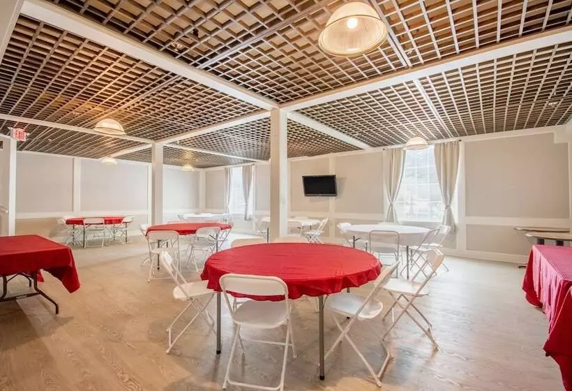 בית מלון כפרי Coratel Plus Suites Wichita West Airport