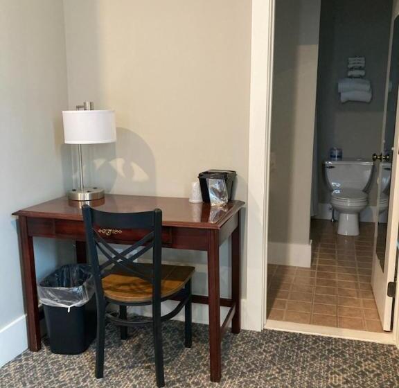 Отель Country Squire Inn And Suites