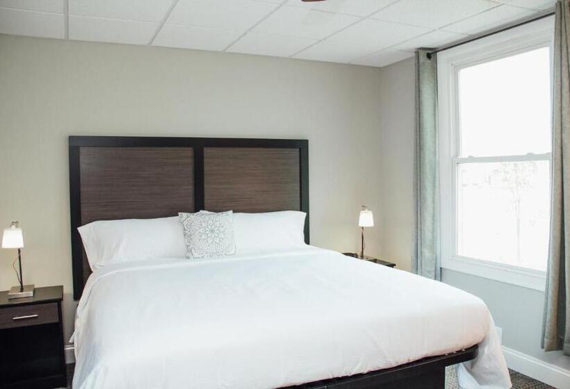 Отель Country Squire Inn And Suites